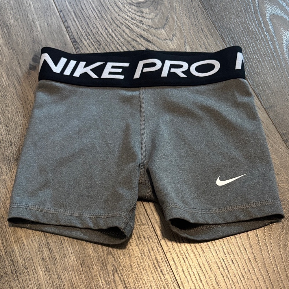 Nike Pro Girls Athletic Shorts in Gray